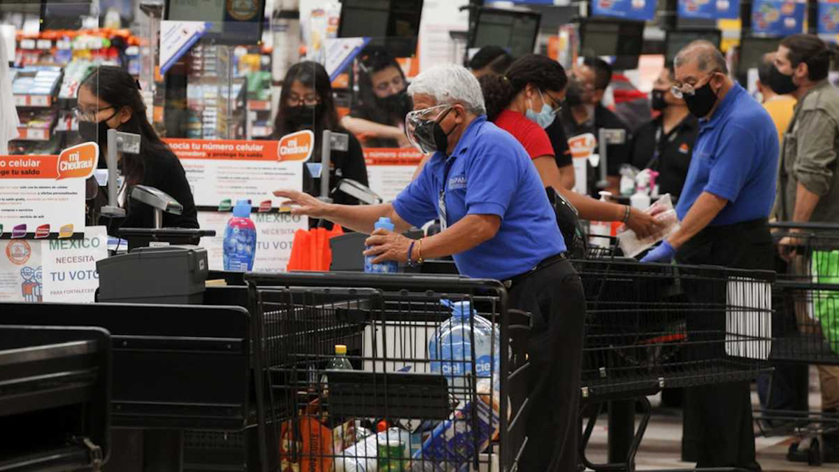 Adultos mayores regresan como empacadores en supermercados de CdMx