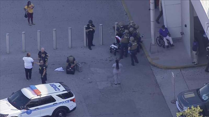 Cuando las autoridades llegaron al casino encontraron a tres personas heridas de bala. (Sky10)