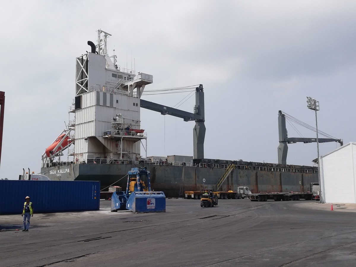 Carga de mercancía en el puerto de Tampico, Tamaulipas.