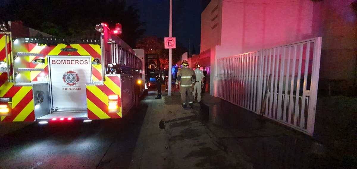 Controlan incendio de casa en la colonia Lomas de Atemajac (Juan Carlos Munguía)