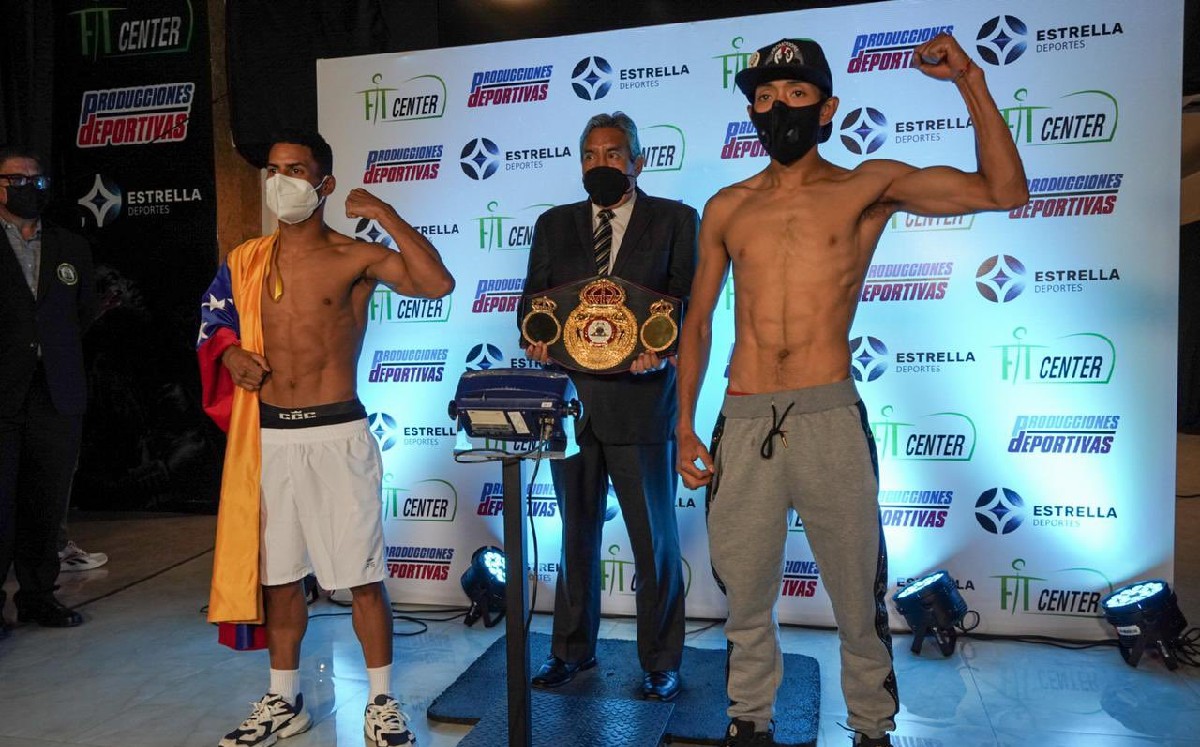 Esteban Bermúdez y Carlos Cañizales superan la báscula (Twitter: @WBABoxing)