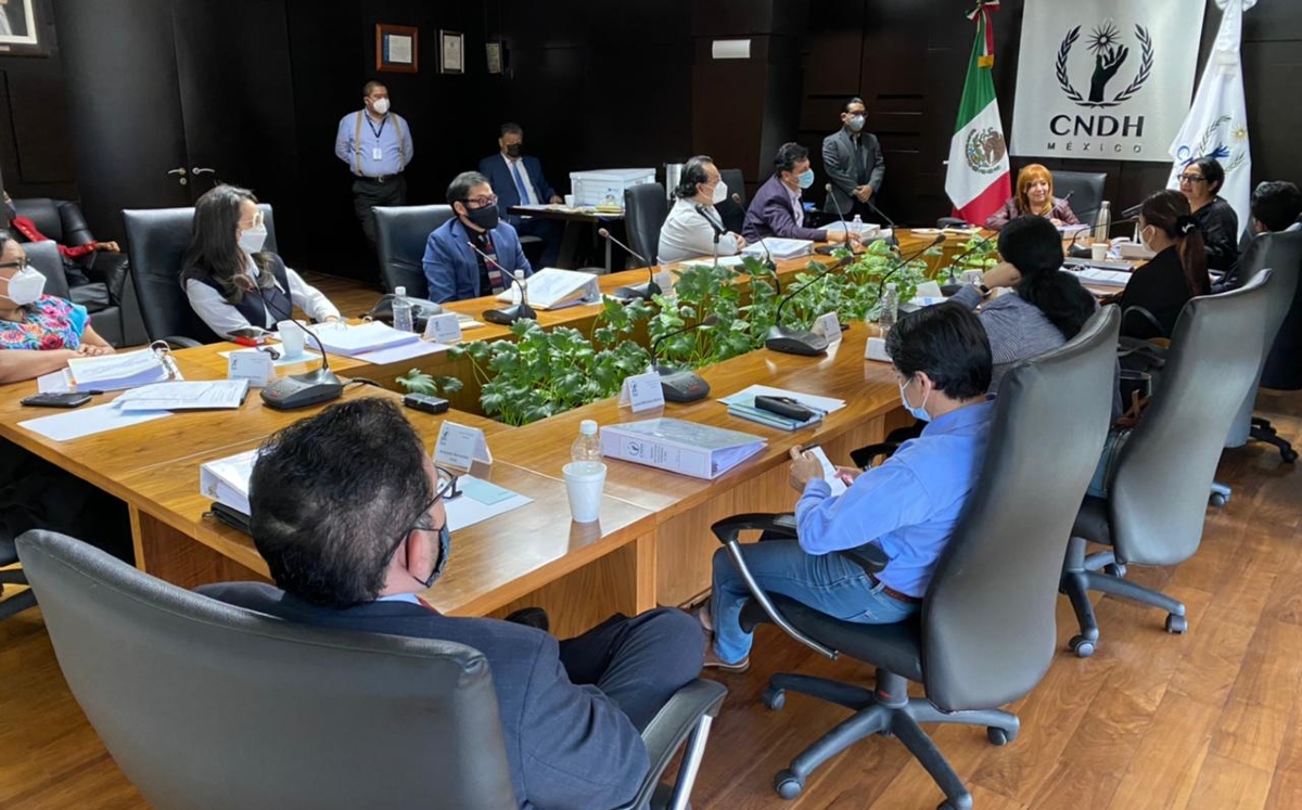 Tras una reunión, los titulares de los organismos firmaron el convenio. (@CNDHmx)