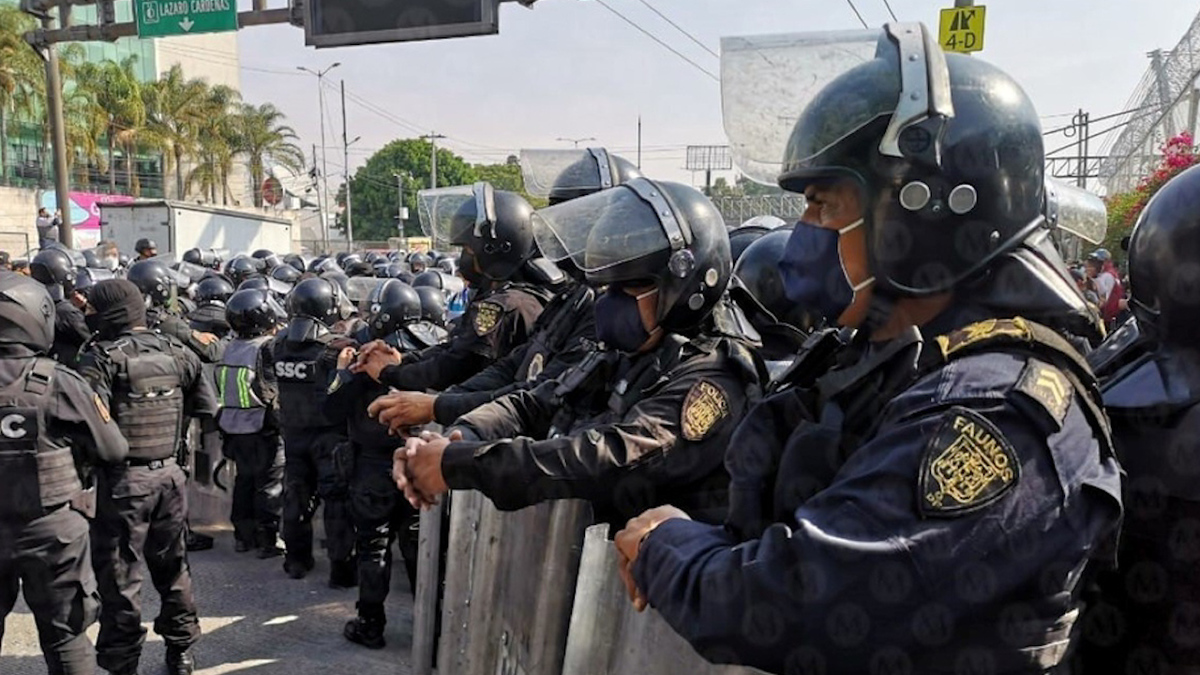 CdMx. Policías encapsulan a ex policías federales en Circuito Interior, frente a AICM