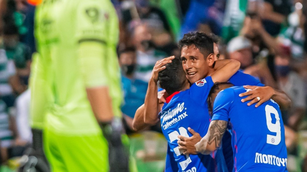 Cruz Azul vence a Santos en su casa y se acerca al título de liga