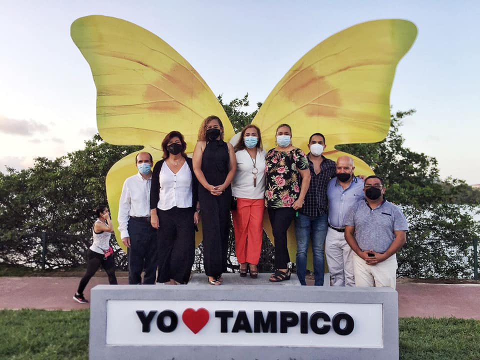 Escultura de la mariposa Sennae en la laguna del Carpintero de Tampico.