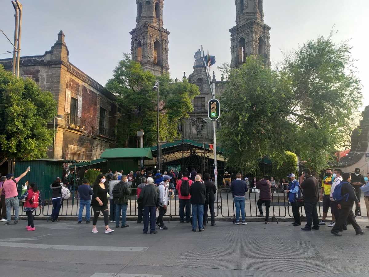 Los fieles se dieron cita desde las 6 de la mañana y desde el exterior realizaron sus plegarias | Especial