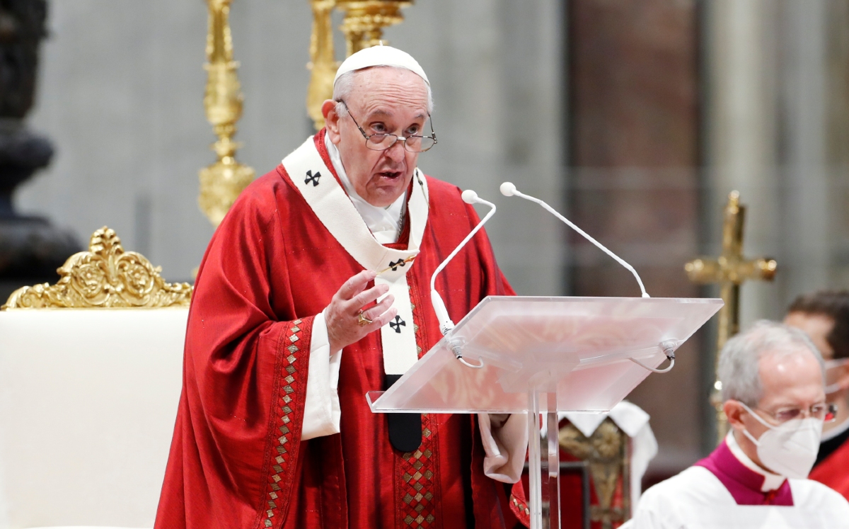 El papa Francisco presidiendo la misa de Pentecostés en la Basílica de San Pedro. (Reuters)
