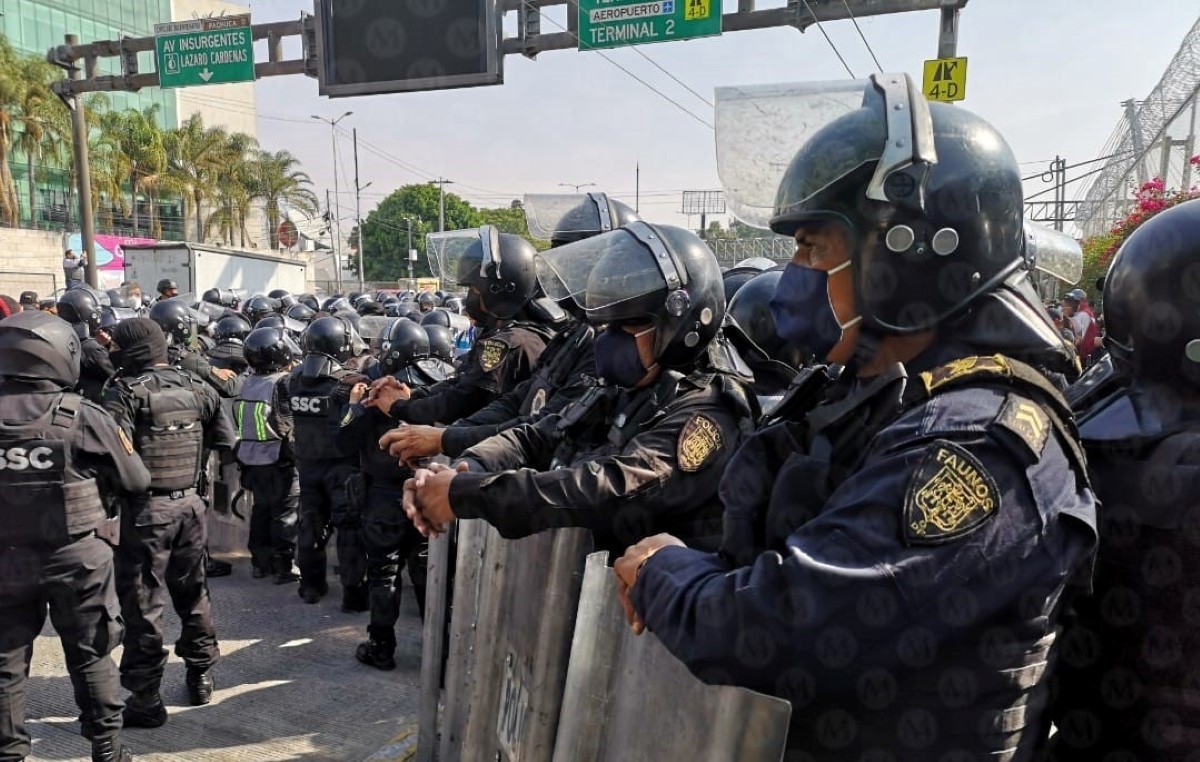 Policías de CdMx encapsulan a ex policías federales frente a AICM. | Twitter OVIAL