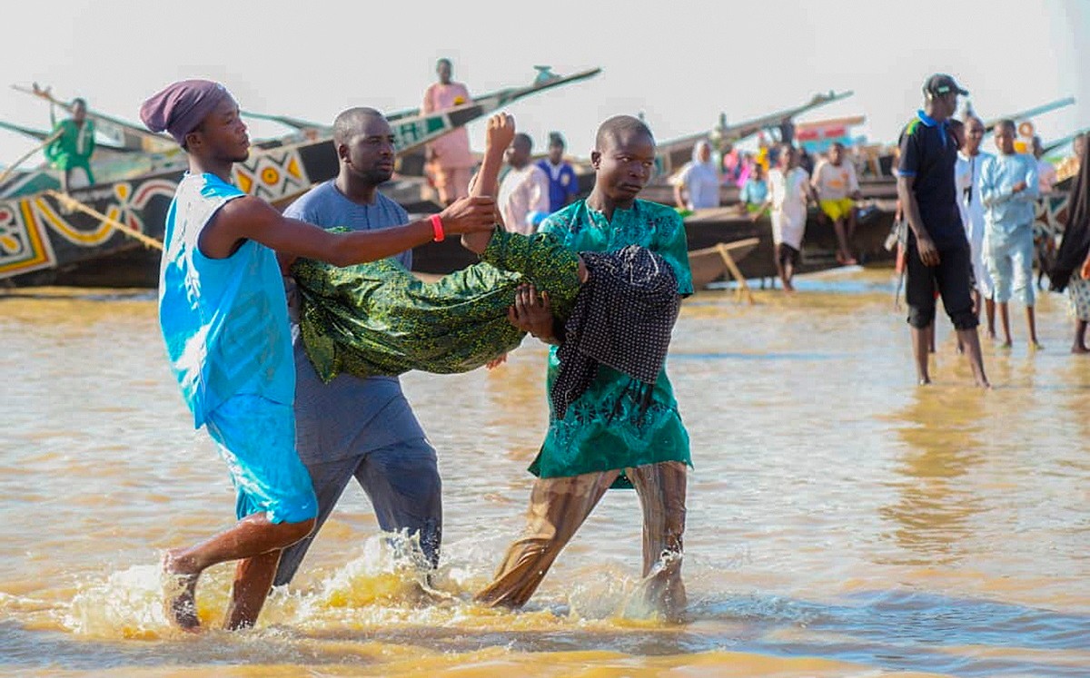 Recuperan más de 40 cadáveres tras el naufragio de un barco en Nigeria. (EFE)
