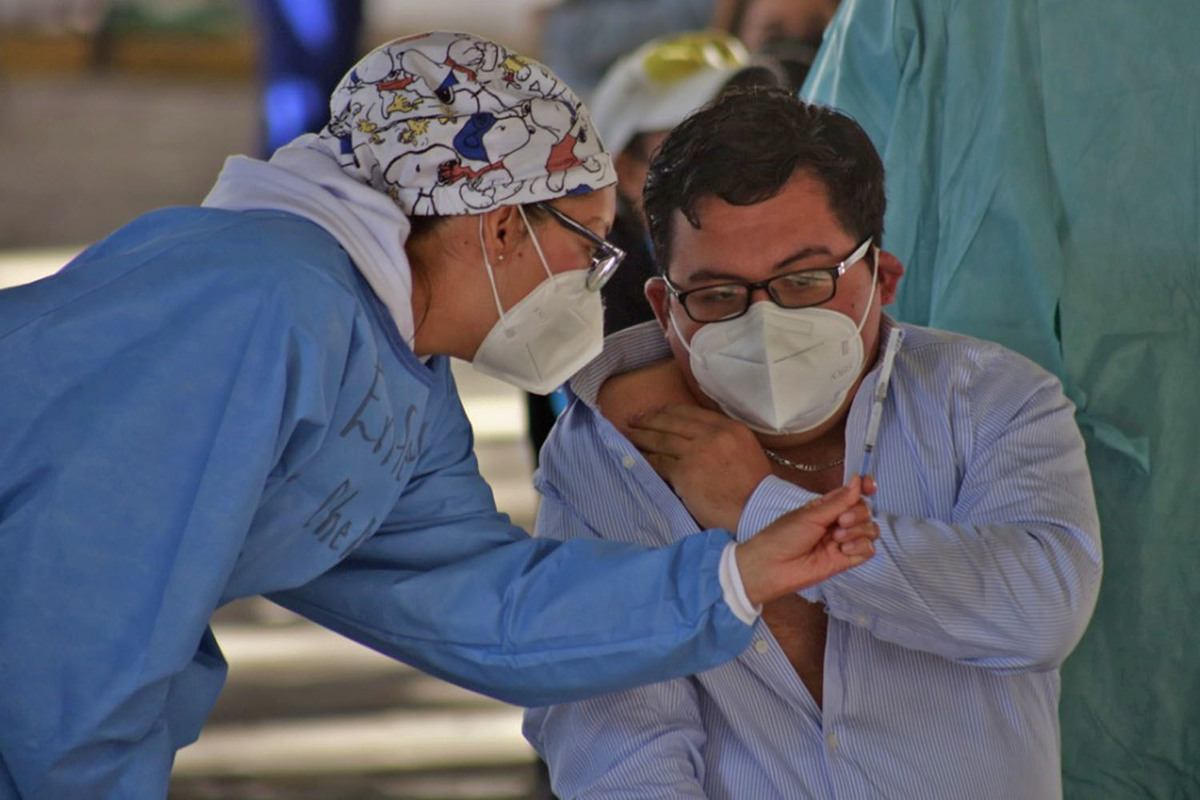 Reportan avance de más de 42% en vacunación a docentes | Andrés Lobato