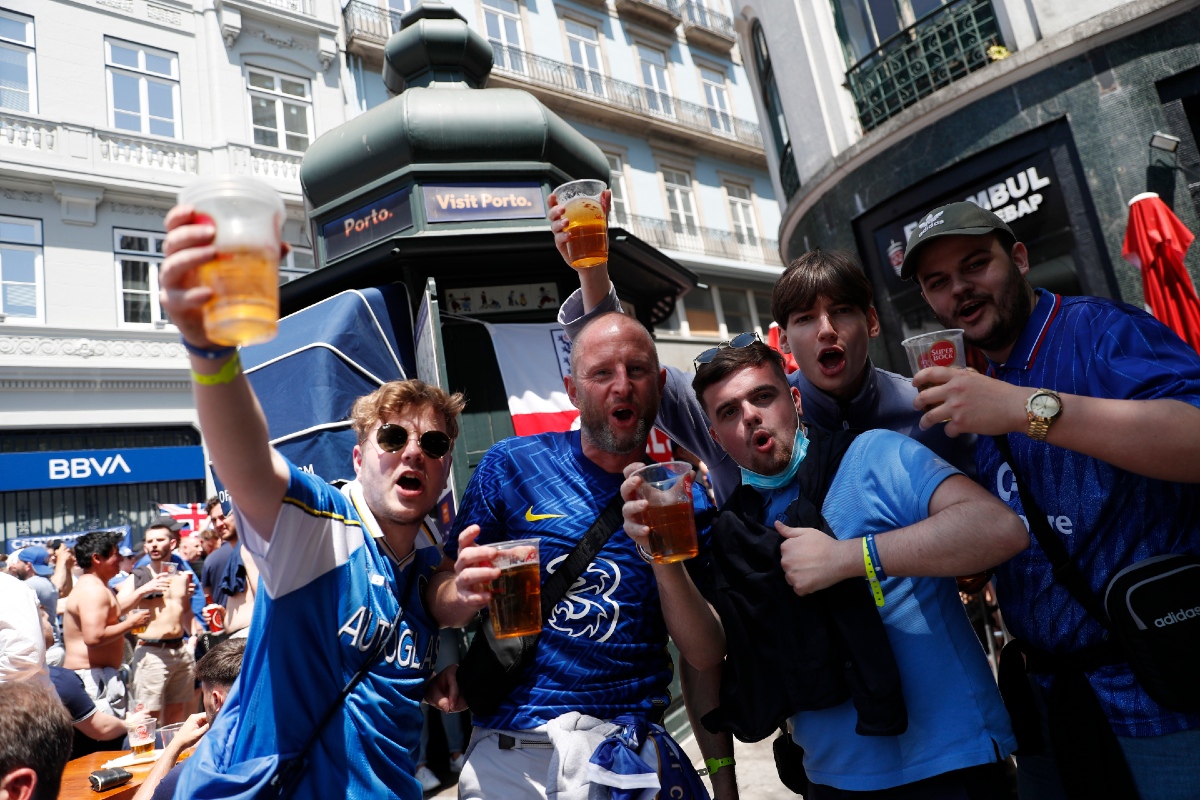 Aficionados del Chelsea disfrutan la fiesta previo a la final de la Champions League