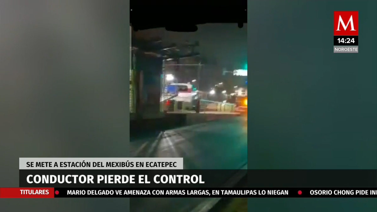 Conductor pierde el control y se mete a estación del Mexibús
