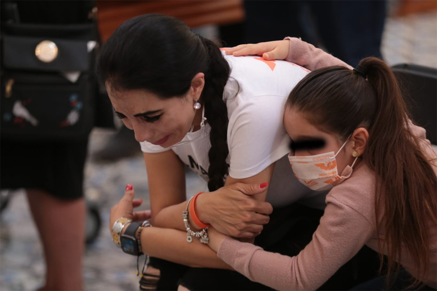 Denisse, hija de Alma, acudió a la misa para darle un último adiós a su madre, asesinada esta semana. | Jesús Quintanar