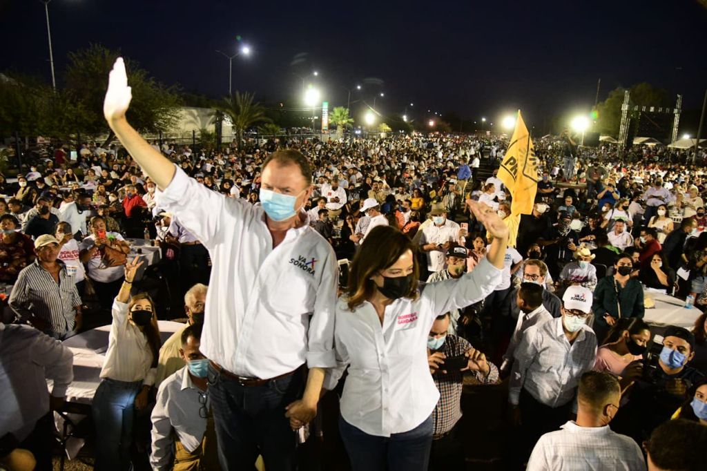 Ernesto Gándara estuvo acompañado de su familia en el primer mitin del cierre de su campaña en Sinaloa. (Especial)