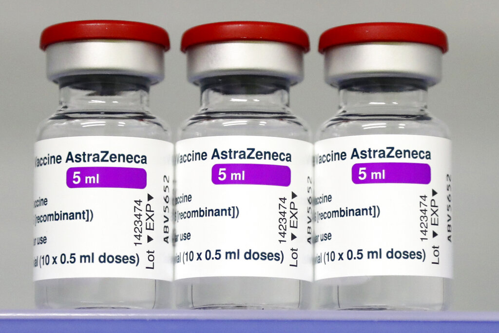 Frascos de la vacuna de AstraZeneca. (AP)