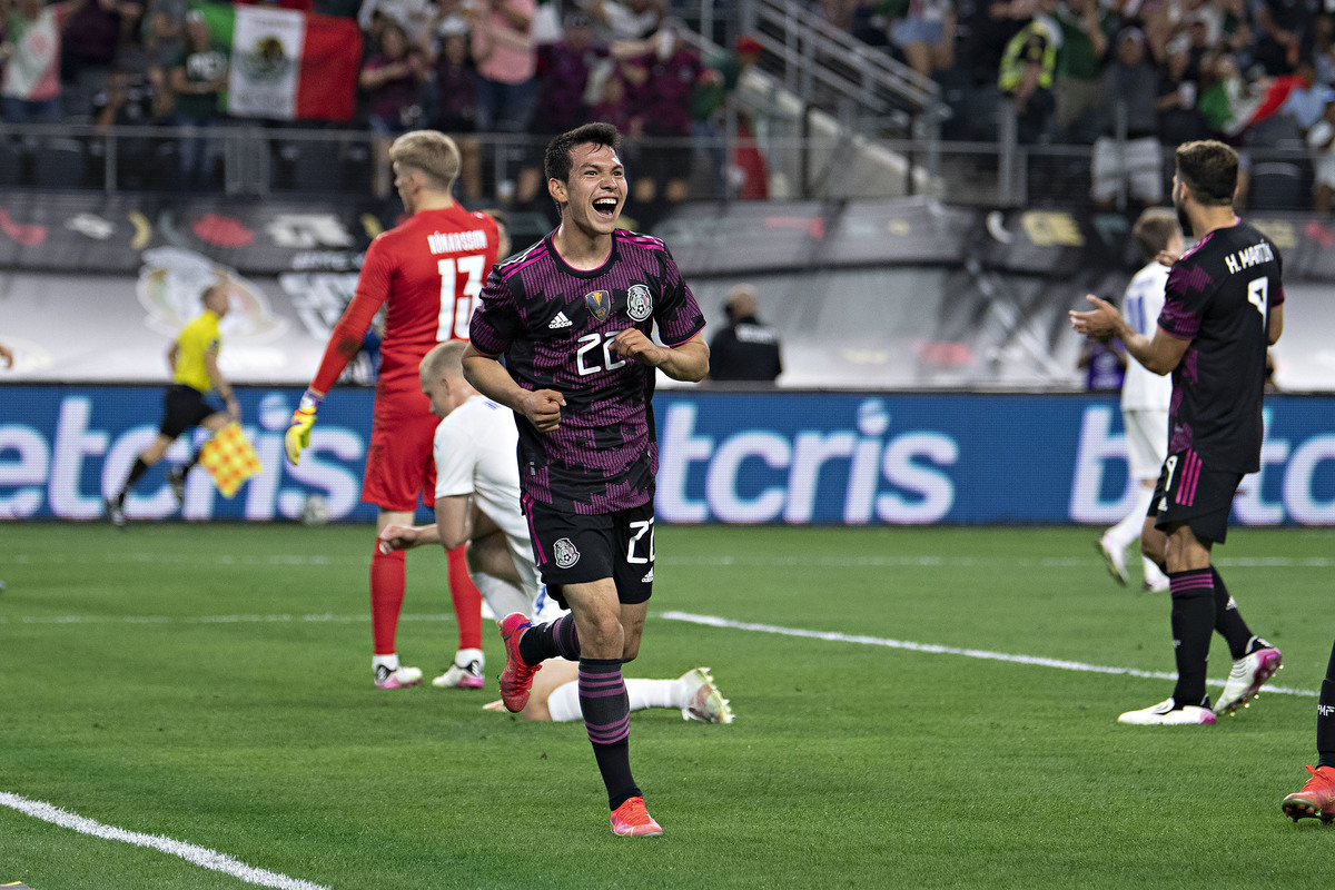 Hirving Lozano anotó los goles de México en la victoria ante Islandia (Imago7)