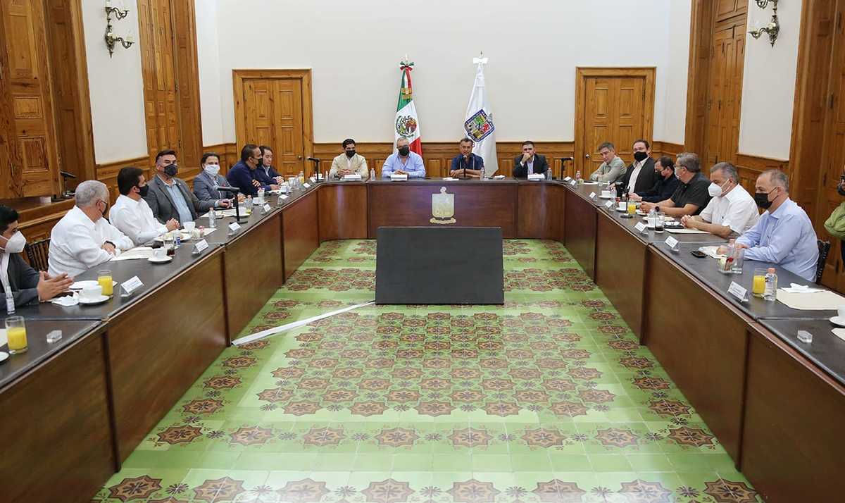 Jaime Rodríguez en reunión en Palacio de Gobierno. Foto: Especial.