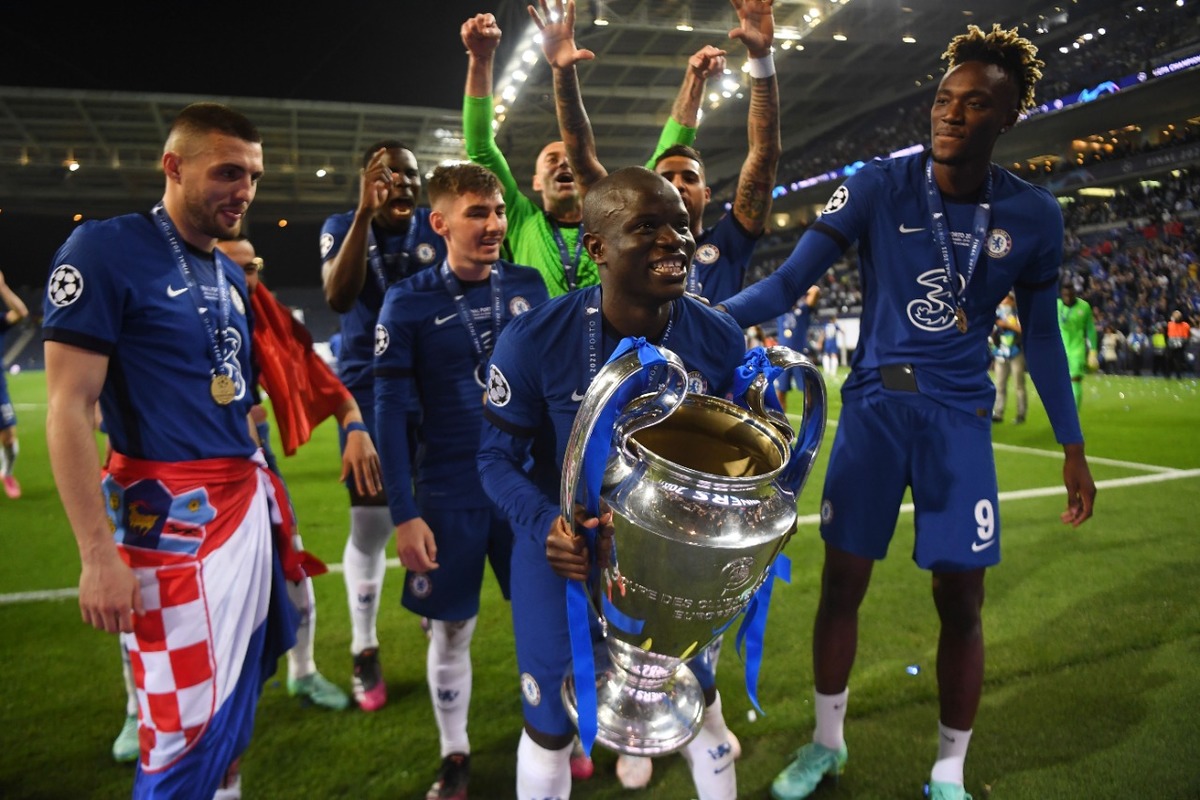 Kanté con el trofeo de la Champions League (Reuters)