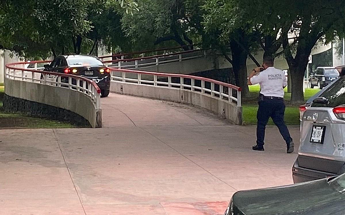 Nuevo León. Auto sube a puente peatonal en Calzada San Pedro