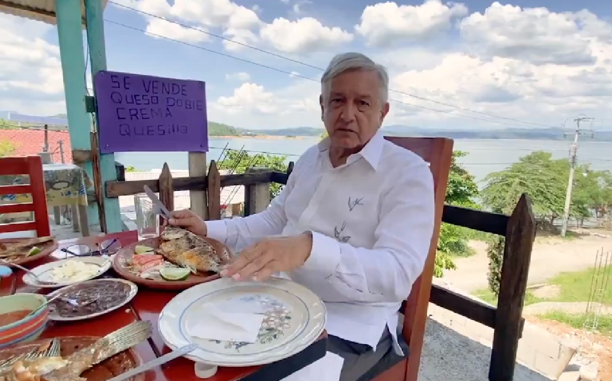 López Obrador dijo que las plantas de CFE permanecían detenidas, ya que se daba preferencia a empresas privadas.