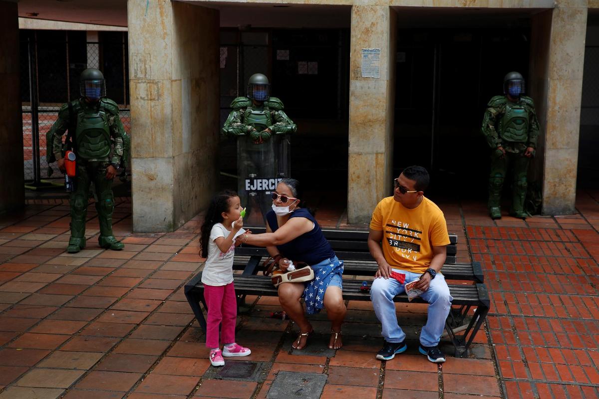 Los militares reforzaron este sábado la seguridad en Cali. (EFE)