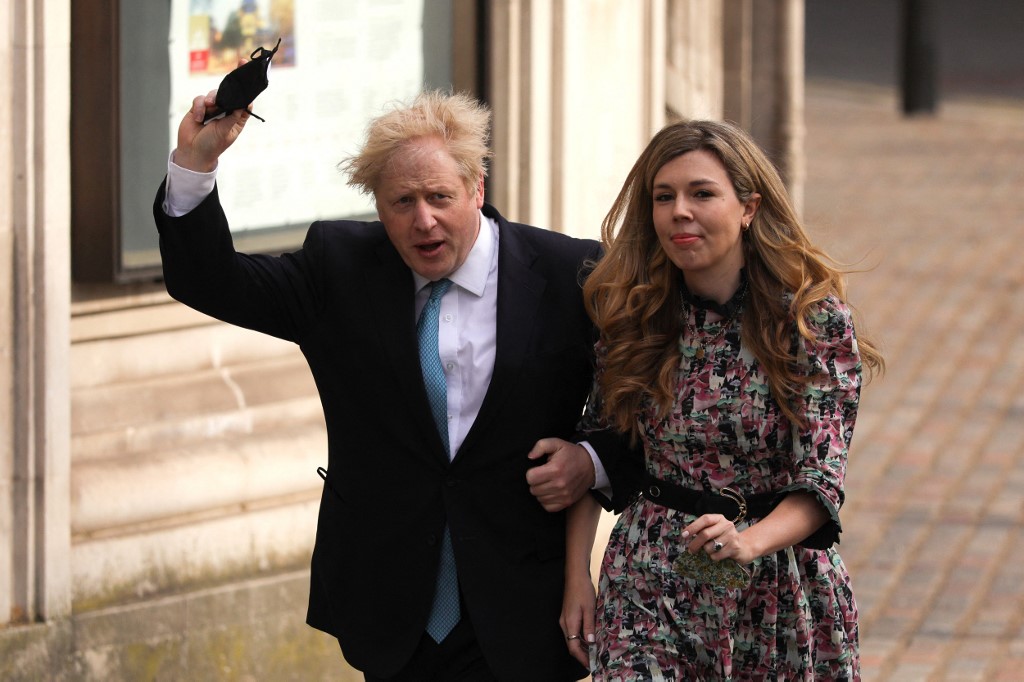 El primer ministro Boris Johnson, junto a su pareja Carrie Symonds. (AFP / Archivo)