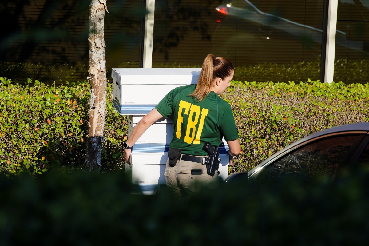 Personal del FBI recogiendo evidencia (Especial)