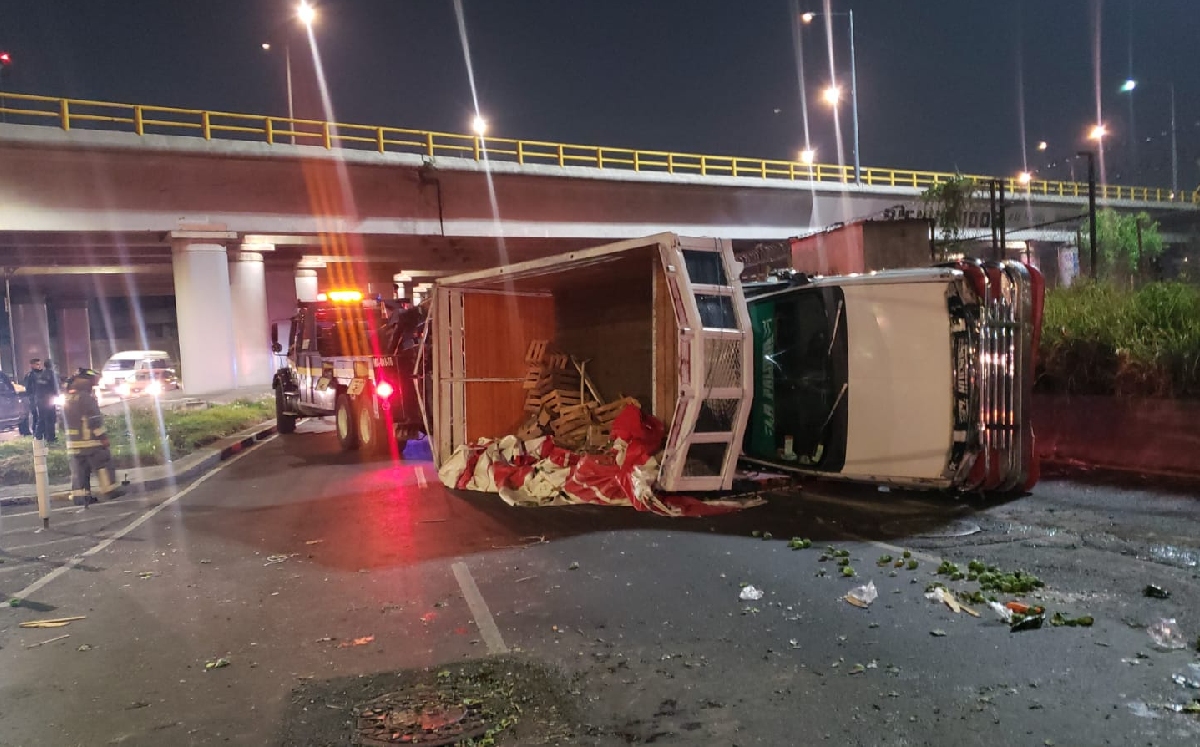 La unidad se volcó cuando regresaba de la Central de Abasto, cargada de verduras. (Enrique Luna)