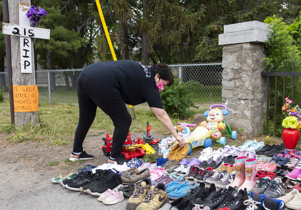 Canadá enfrenta a los recuerdos de su pasado racista y genocida contra los indígenas. (AP)