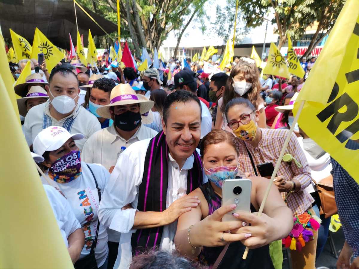 Carlos Herrera en marcha de Uruapan por su campaña