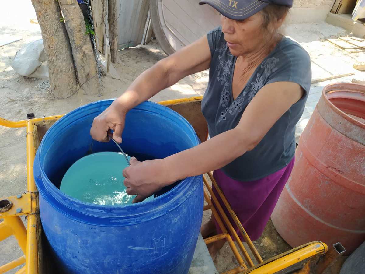 Doña María es madre de familia y trabajadora afectada por escasez de agua. Foto: Axel Rivas