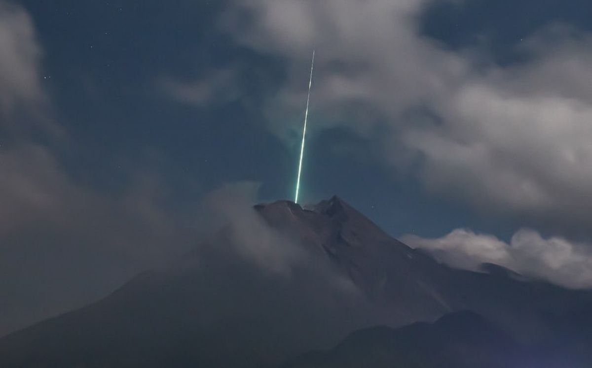 Metereo cae sobre el monte Merapi (Gunarto Song Photography)