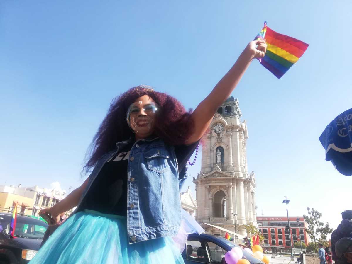 La Plaza Independencia de Pachuca se cubrió de banderas arco iris por la XXI Marcha LGBTTTI. (Elizabeth Hernández)