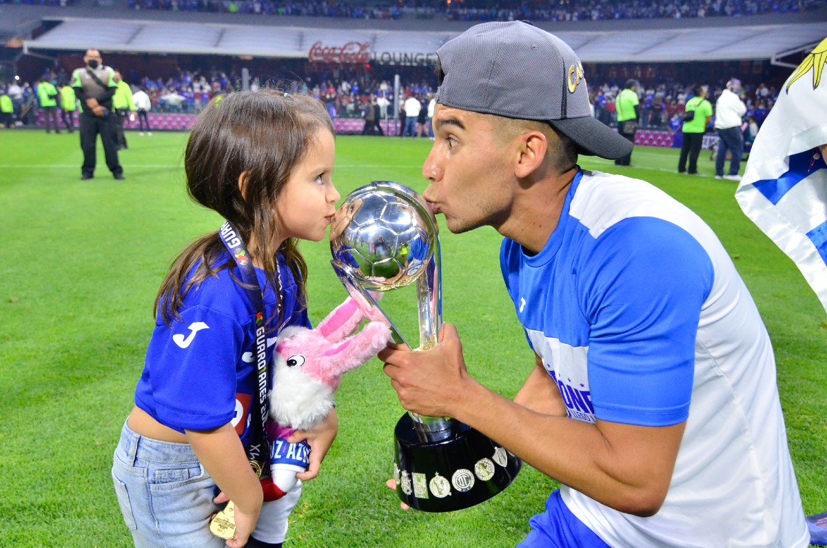 Pol Fernández celebra el campeonato con Cruz Azul (Imago7)