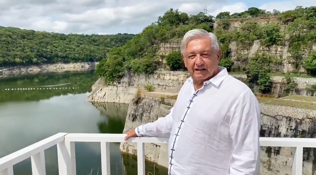 El presidente Andrés Manuel López Obrador en gira por termoeléctricas.