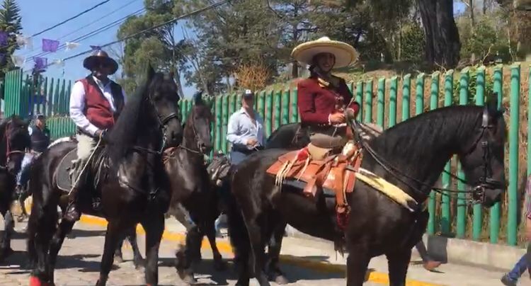 Su recorrido a caballo, manifestó, es muestra de su cariño y respeto por las tradiciones y costumbres del municipio. (Especial)