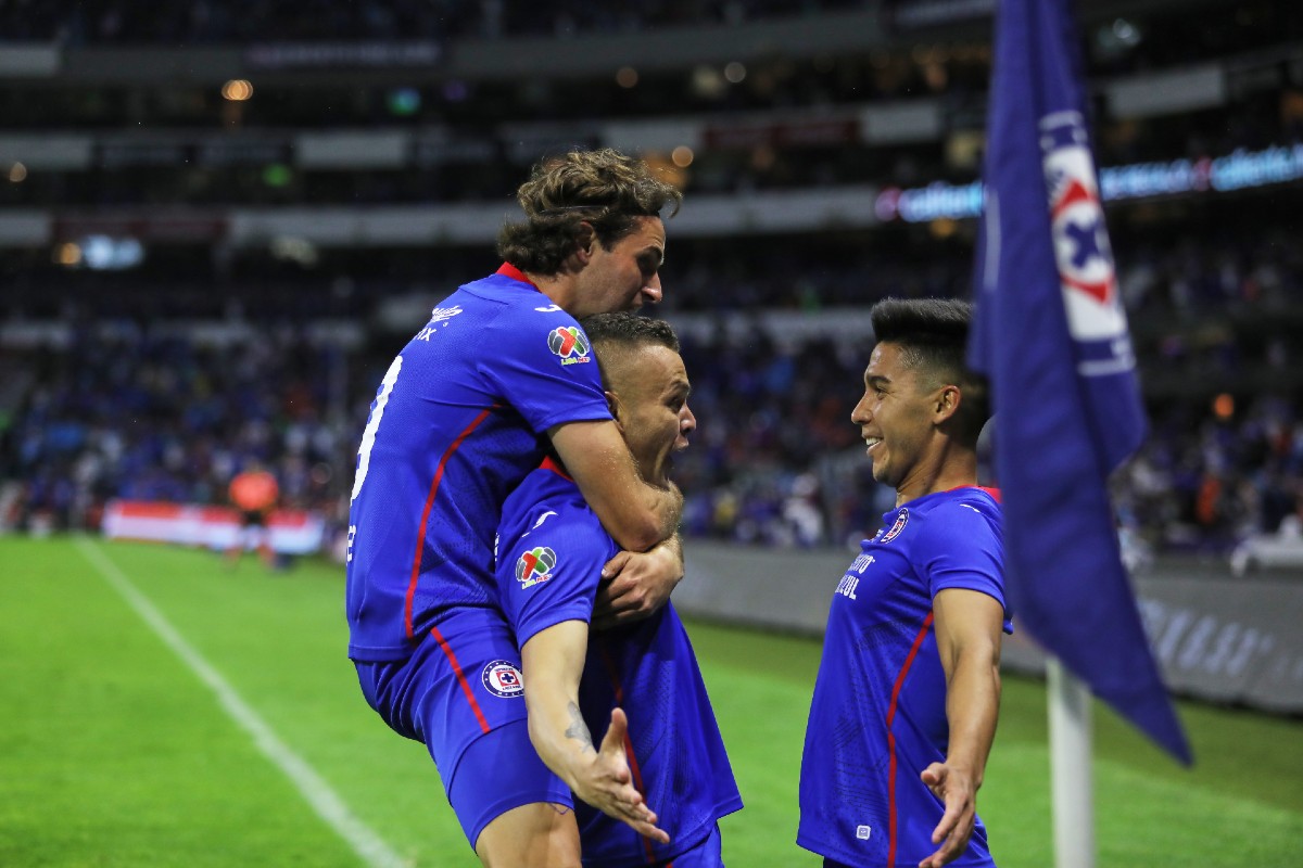 Santiago Giménez, Jonathan Rodríguez y Pol Fernández en festejo de gol (Imago7)