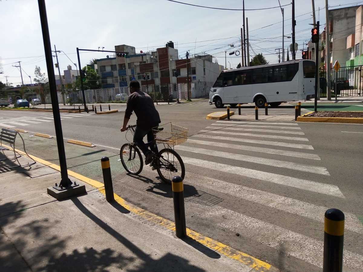 Ayuntamiento de Puebla llena de bolardos el bulevar Xonaca. (Andrés Lobato)