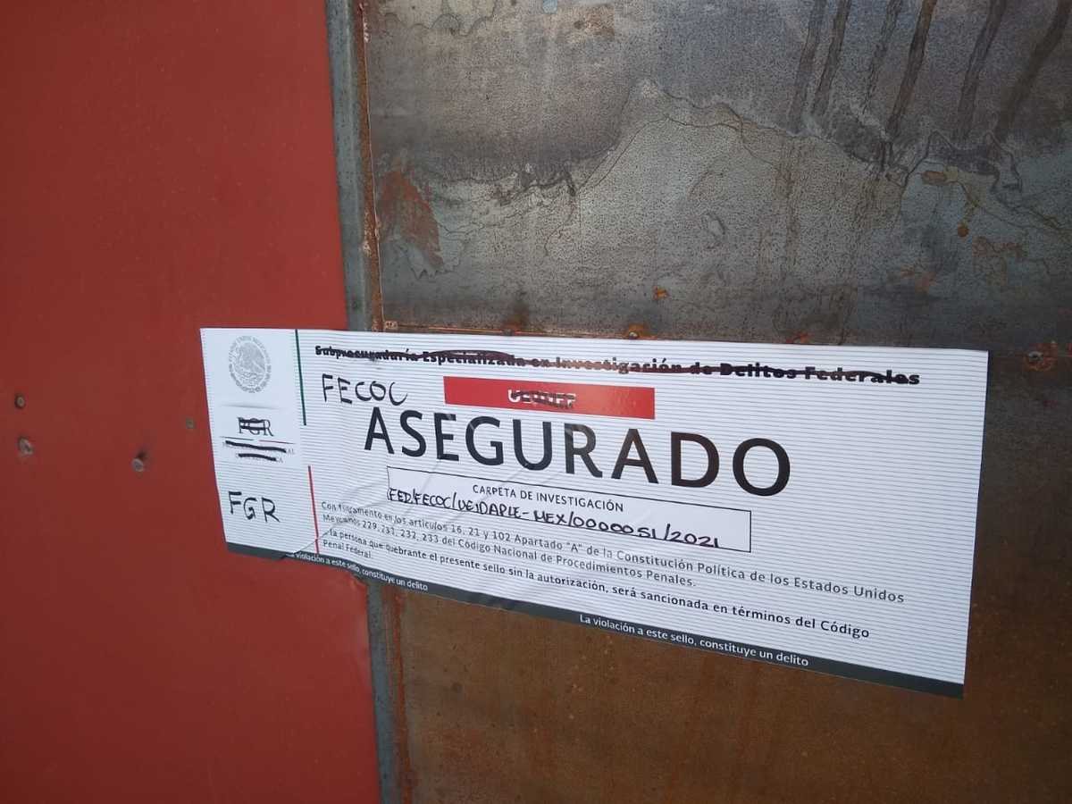 Se colocaron diversos sellos en el perímetro del inmueble. (Foto: Especial)