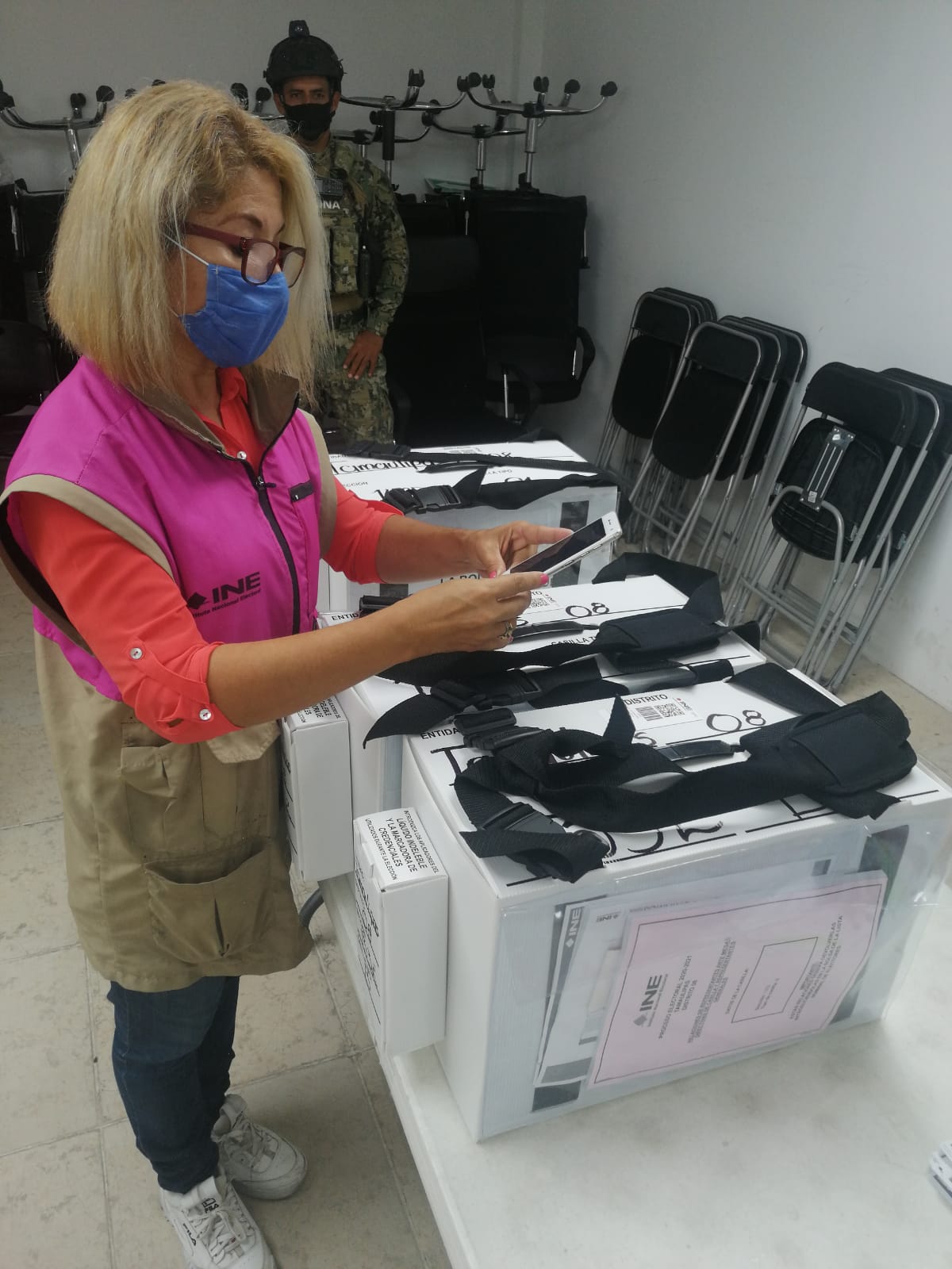 Entrega de paquetes electorales. (Elda Leticia Gutiérrez)