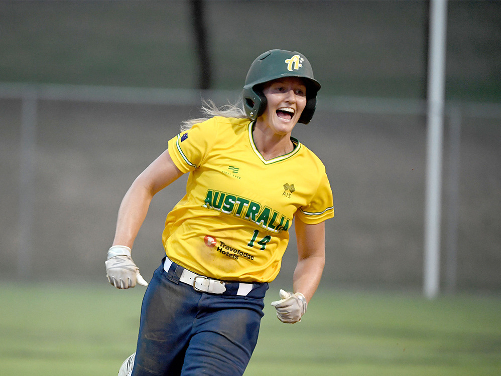 Equipo femenil de softbol australiano, primero en llegar a Japón para los Juegos Olímpicos (olympicsoftball.wbsc)