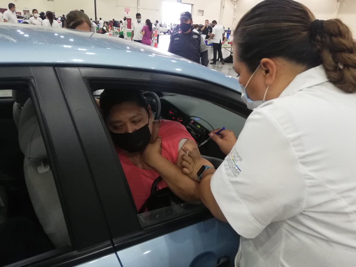 Inicia vacunación anticovid para adultos de 50 a 59 años en Monterrey. Foto: Raúl Palacios.