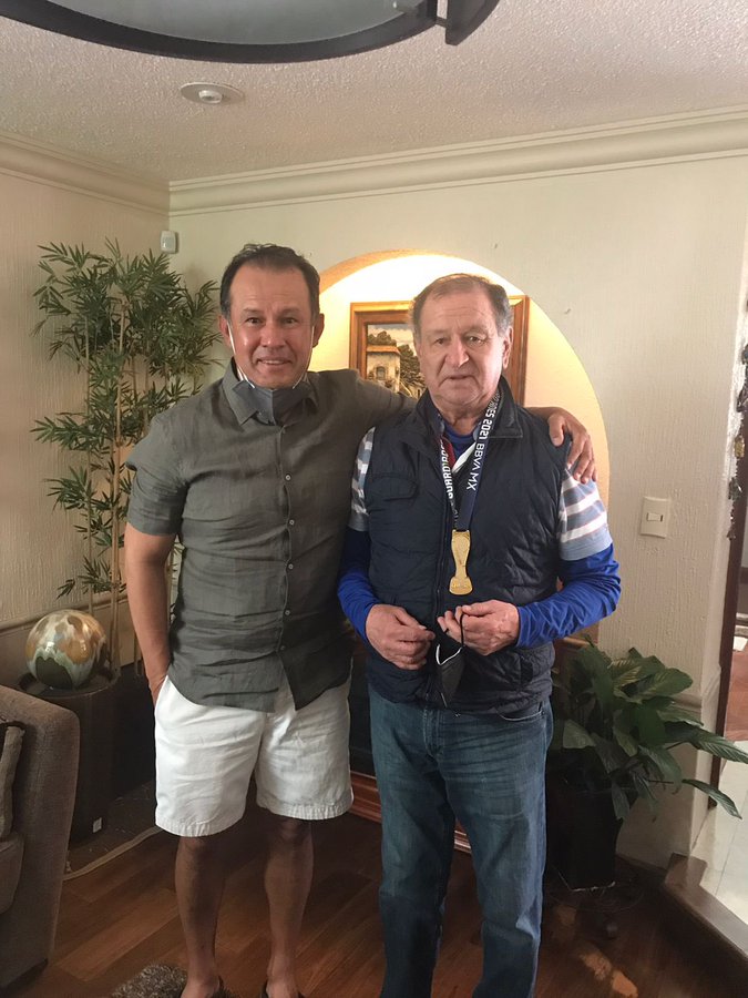 Juan Reynoso regaló su medalla a Enrique Meza (Especial)