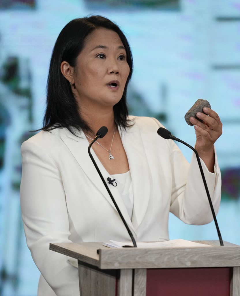 Keiko Fujimori utilizó una piedra durante el debate contra su rival Pedro Castillo. (AFP)