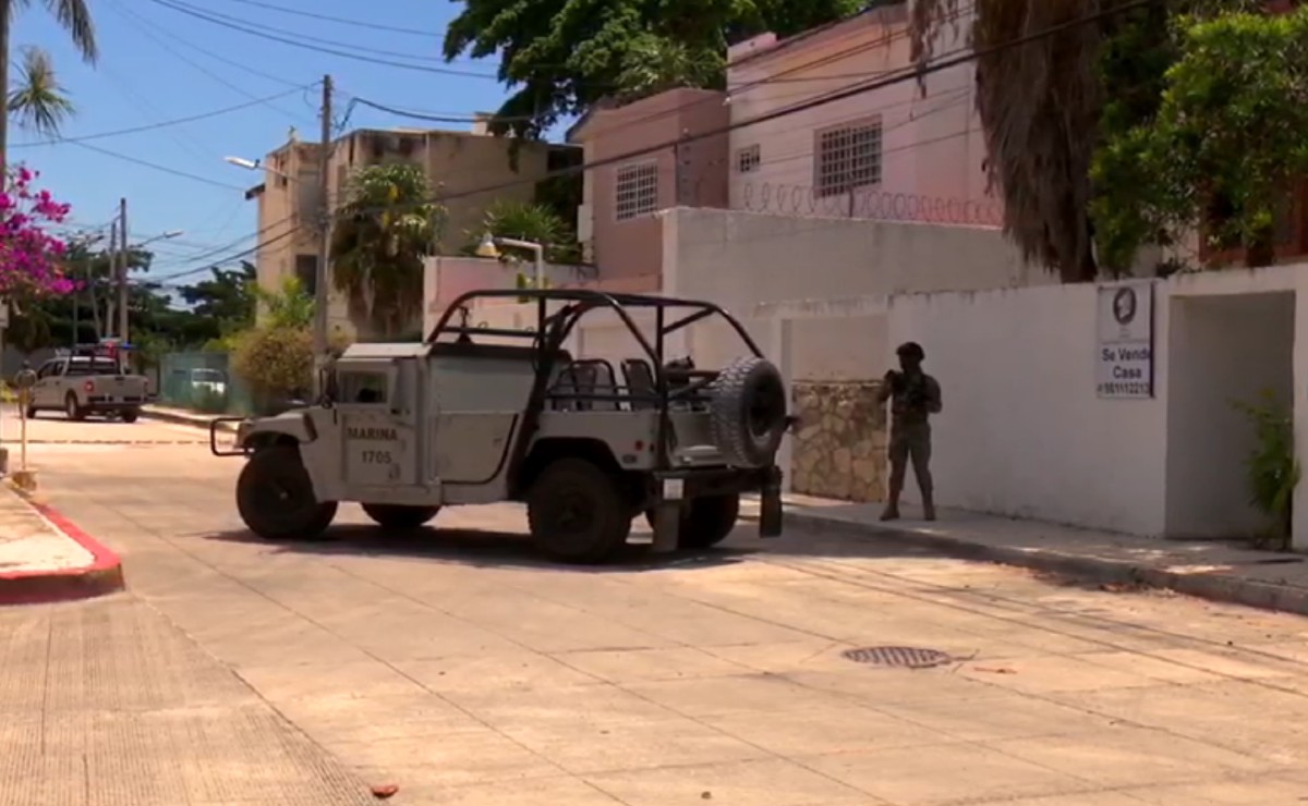 Una de las propiedades cateadas es la ubicada en la calle Granada, en Cancún, la cual es resguardada por elementos de la Marina.| Captura