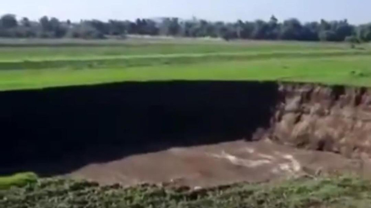 Reportan socavón de alrededor de 100 metros en campos de cultivo de Puebla