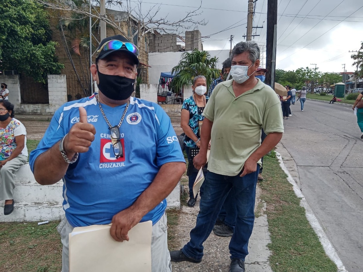 Primero se vacuna para luego celebrar a su equipo | Jesús Alberto García