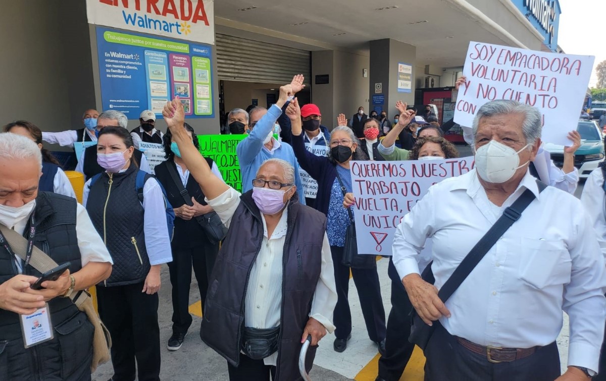 Los adultos mayores piden volver a trabajar como empacadores de Walmart. | Ramón Ramírez