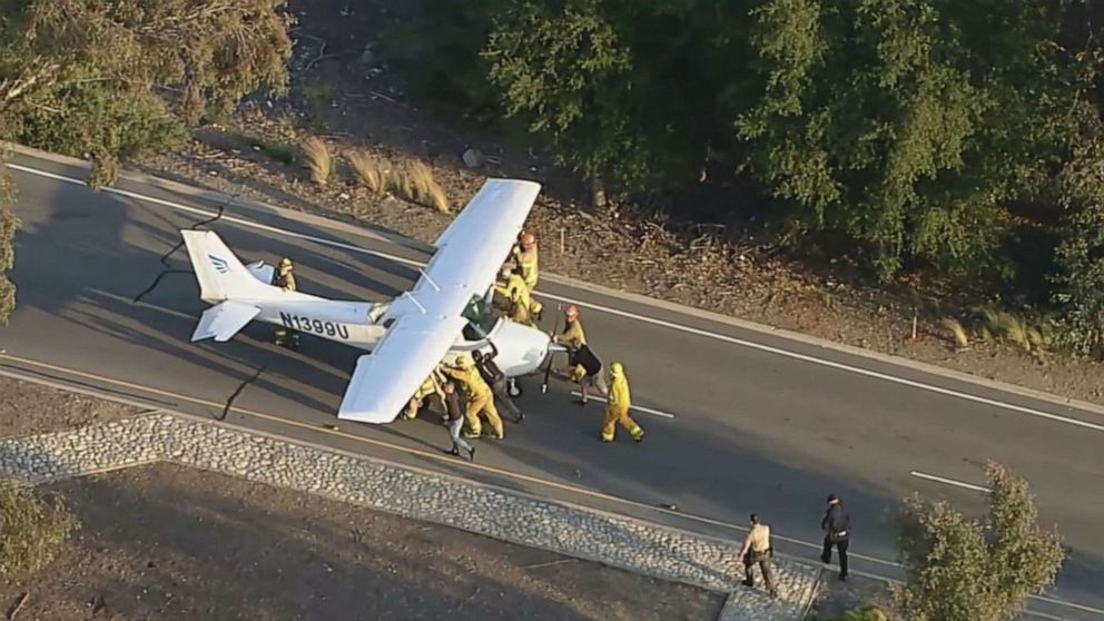 La aeronave realizó un aterrizaje de emergencia en la autopista 101 en el área de Agoura Hills, California. (Foto de KABC)