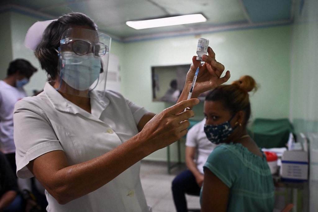 Cuba continúa con su campaña de aplicación de inyecciones contra el covid-19. | AFP